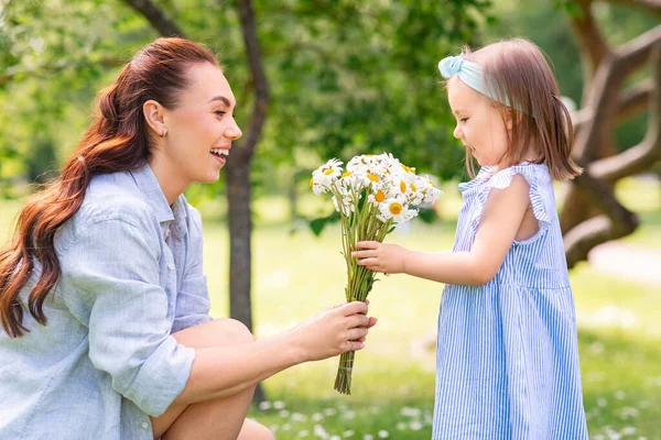 Család Anyaság Emberek Koncepció Boldog Anya Kislányával Kamillavirágokkal Nyári Parkban — Stock Fotó