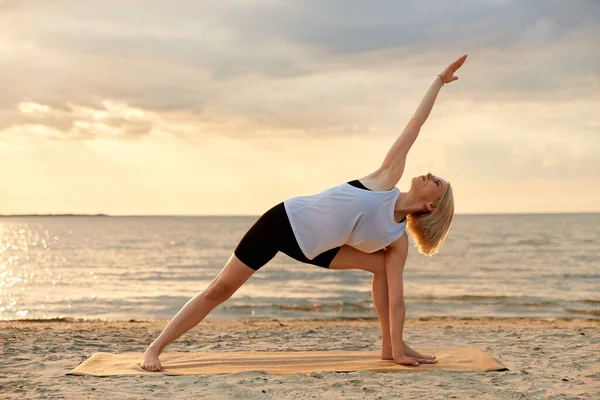 Fitness Sport Gezonde Levensstijl Concept Vrouw Doen Yoga Driehoek Pose — Stockfoto