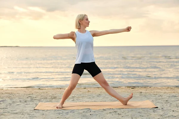 Fitness Sport Healthy Lifestyle Concept Woman Doing Yoga Archer Pose — Stockfoto