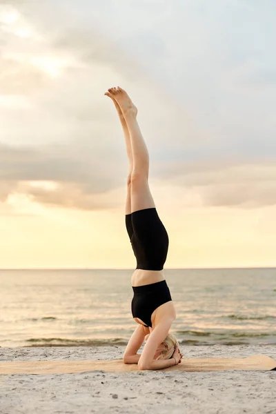 Fitness Sport Healthy Lifestyle Concept Woman Doing Yoga Headstand Beach — Stock fotografie