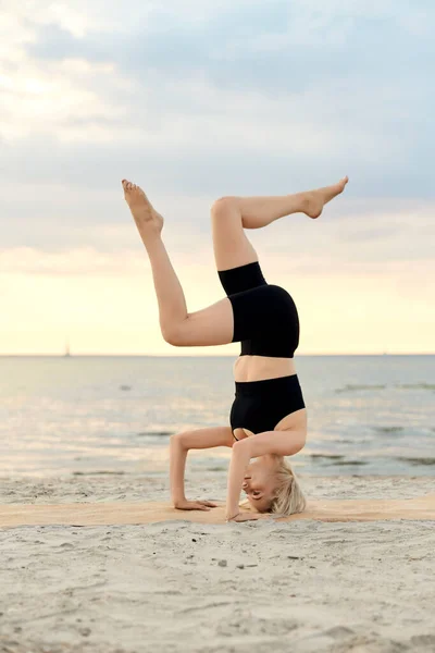 Fitness Sport Healthy Lifestyle Concept Woman Doing Yoga Headstand Beach — Fotografia de Stock