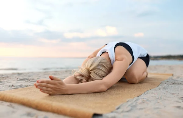 Fitness Deporte Estilo Vida Saludable Mujer Haciendo Yoga Posando Playa — Foto de Stock