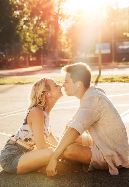 Conceito Férias Verão Tecnologia Pessoas Casal Feliz Com Fones Ouvido — Fotografia de Stock