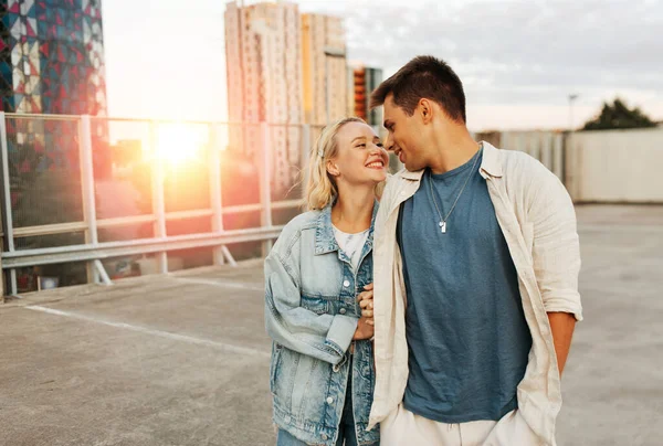 Sommerurlaub Liebe Und Menschen Glückliches Junges Paar Umarmt Sich Auf — Stockfoto