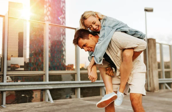 Yaz Tatili Aşk Insanlar Konsepti Çatıdaki Otoparkta Eğlenen Genç Çift — Stok fotoğraf