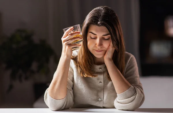 Alkoholism Alkoholmissbruk Och Människor Berusad Kvinna Eller Kvinnlig Alkoholhaltig Whisky — Stockfoto