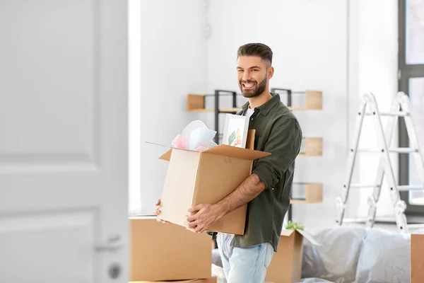 Movimiento Gente Concepto Bienes Raíces Hombre Sonriente Feliz Celebración Caja — Foto de Stock