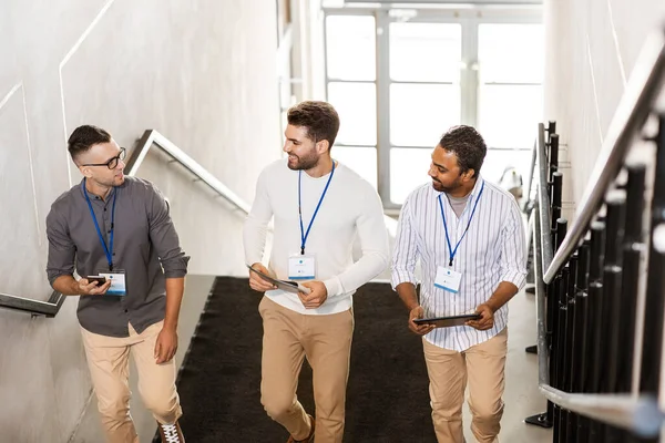 Negocios Personas Concepto Corporativo Grupo Hombres Con Insignias Conferencia Carpeta — Foto de Stock