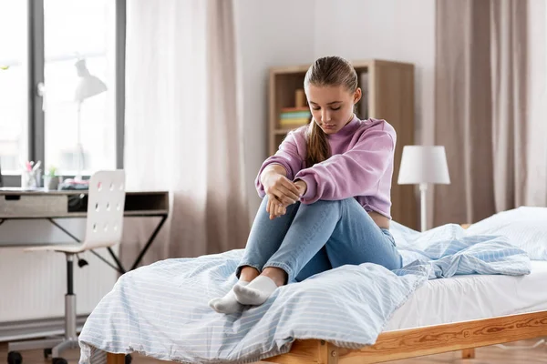 Traurigkeit Und Menschen Konzept Trauriges Mädchen Das Hause Bett Sitzt — Stockfoto