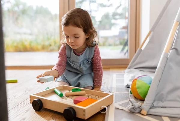 子供時代 巨大と人々の概念 小さな赤ちゃんの女の子と遊ぶおもちゃのブロックで家 — ストック写真