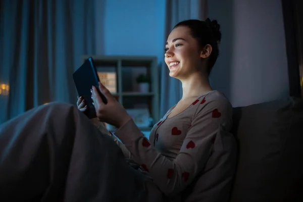 Tecnología Hora Acostarse Concepto Gente Feliz Sonrisa Adolescente Tableta Ordenador —  Fotos de Stock