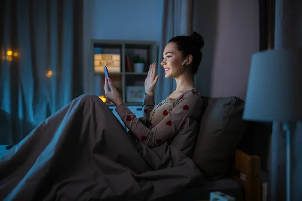 Tecnología Hora Acostarse Concepto Gente Feliz Sonrisa Adolescente Con Teléfono — Foto de Stock