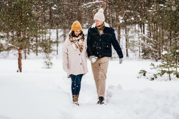 Mensen Liefde Vrije Tijd Concept Gelukkig Glimlachend Paar Wandelen Winter — Stockfoto