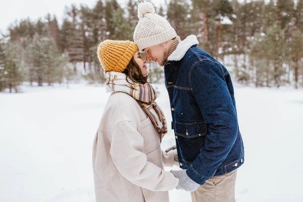 Люди Любовь Отдых Счастливая Улыбающаяся Пара Трогающая Обнаженных Зимнем Парке — стоковое фото