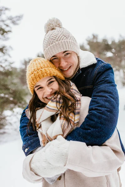 Gente Amor Concepto Ocio Feliz Pareja Sonriente Abrazándose Parque Invierno — Foto de Stock