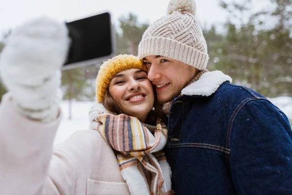 Season Technology Leisure Concept Happy Couple Smartphone Taking Selfie Winter — Fotografia de Stock