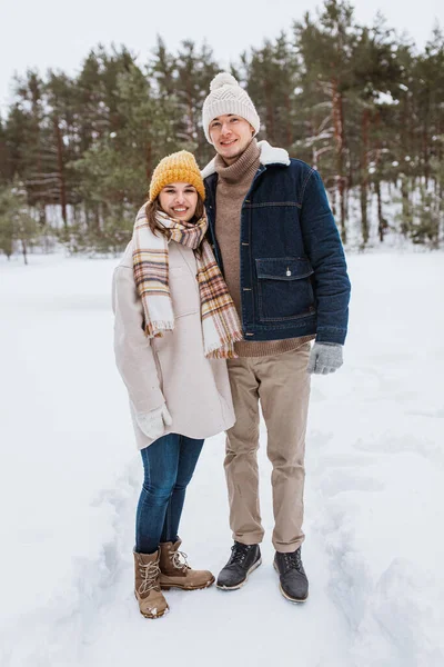 Mensen Liefde Vrije Tijd Concept Gelukkig Glimlachend Paar Winterpark — Stockfoto