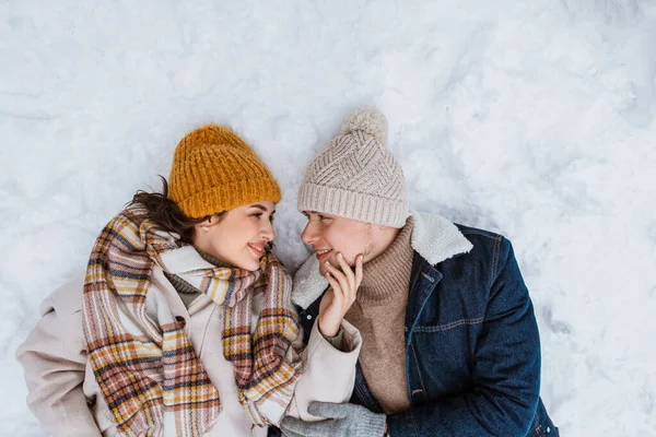 People Love Leisure Concept Happy Smiling Couple Lying Snow Winter — Stockfoto