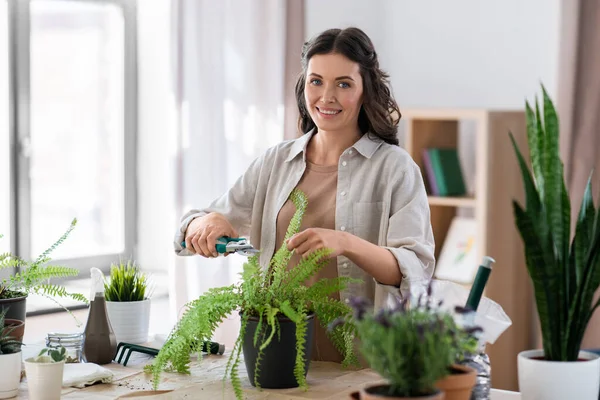 Gente Jardinería Concepto Trabajo Doméstico Mujer Feliz Corte Flores Helecho —  Fotos de Stock