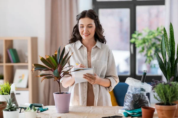 Pessoas Jardinagem Trabalho Doméstico Conceito Mulher Sorridente Feliz Com Notebook — Fotografia de Stock