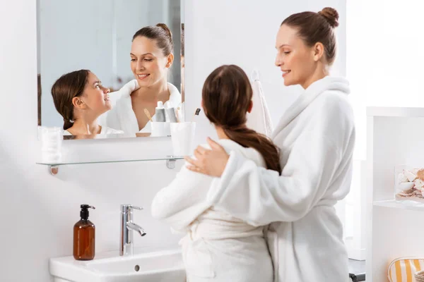 Beleza Higiene Manhã Conceito Pessoas Feliz Sorridente Mãe Filha Frente — Fotografia de Stock
