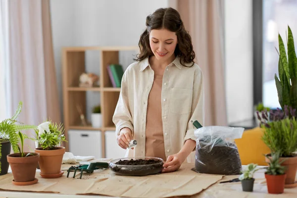 Gente Jardinería Concepto Trabajo Doméstico Mujer Feliz Vertiendo Semillas Suelo Fotos de stock libres de derechos