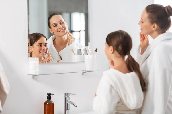 Conceito Beleza Higiene Manhã Pessoas Mãe Filha Sorridente Feliz Com — Fotografia de Stock