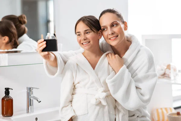 Belleza Higiene Concepto Mañana Gente Feliz Sonriente Madre Hija Tomando — Foto de Stock