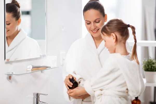 Belleza Higiene Concepto Mañana Gente Feliz Madre Sonriente Hija Pequeña — Foto de Stock