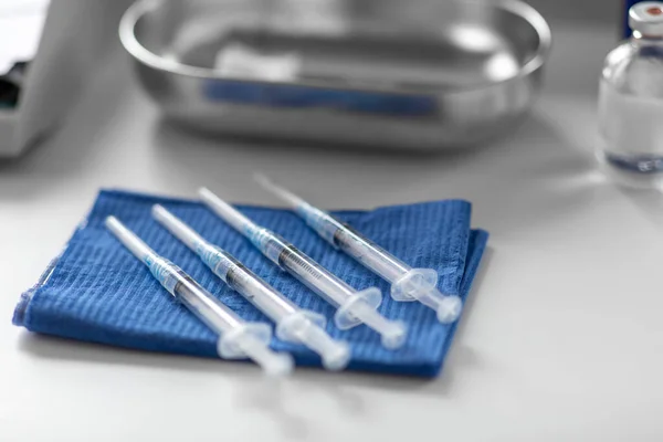 Medicinale Vaccinazione Concetto Assistenza Sanitaria Siringhe Monouso Sulla Salvietta Blu — Foto Stock