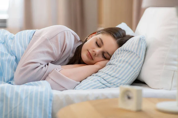 Personas Hora Acostarse Concepto Descanso Adolescente Durmiendo Cama Casa Por —  Fotos de Stock