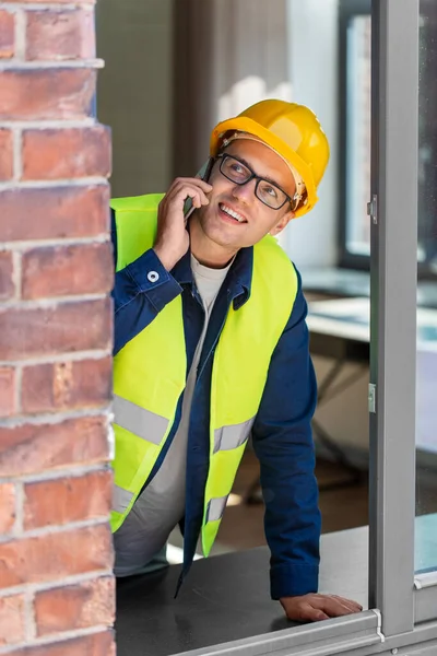 Construction Business Building Concept Smiling Male Builder Helmet Safety West — Stockfoto