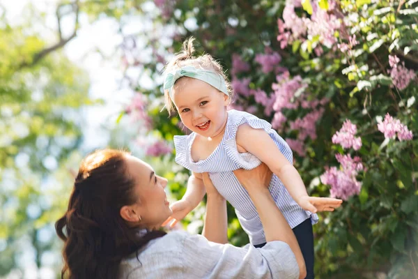 Family Motherhood People Concept Happy Mother Little Daughter Summer Park — Stockfoto