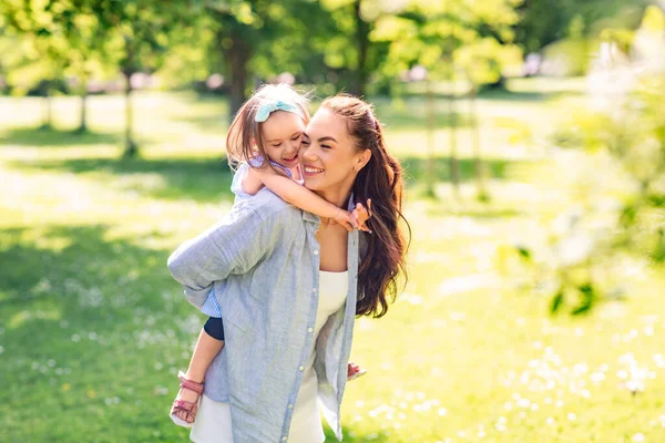 Család Anyaság Emberek Koncepció Boldog Anya Kislányával Szórakozás Nyári Parkban — Stock Fotó