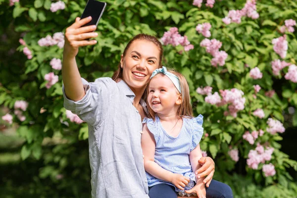 Rodina Mateřství Lidé Koncept Šťastná Matka Malá Dcera Smartphone Přičemž — Stock fotografie
