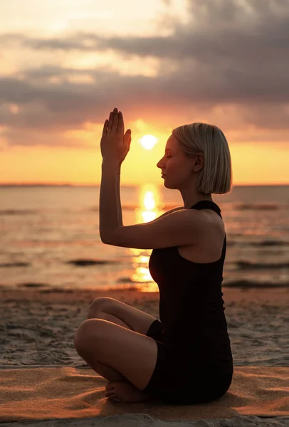 Yoga Mindfulness Meditation Concept Woman Meditating Easy Pose Beach Sunset — Fotografia de Stock