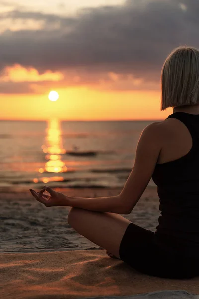 Yoga Achtsamkeit Und Meditationskonzept Meditierende Frau Lotus Pose Strand Bei — Stockfoto