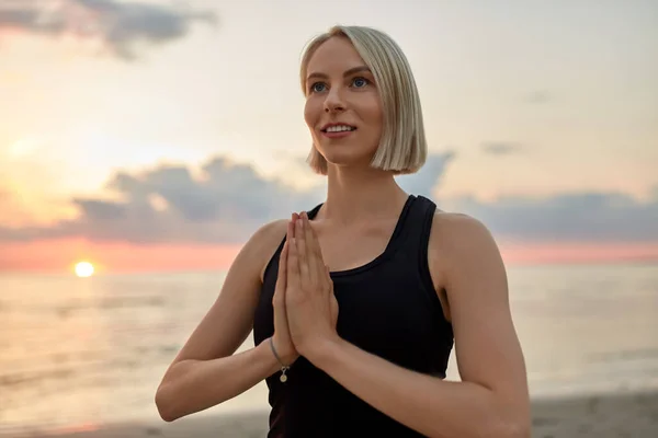 Yoga Mindfulness Meditation Concept Χαρούμενη Χαμογελαστή Γυναίκα Διαλογίζεται Στην Παραλία — Φωτογραφία Αρχείου