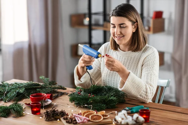 Férias Inverno Diy Conceito Hobby Mulher Sorridente Feliz Com Pistola — Fotografia de Stock