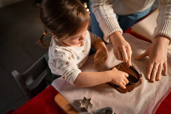 烹调和寒假概念 圣诞节快乐的母亲和女儿 带着模子在家里用面团做姜饼 — 图库照片