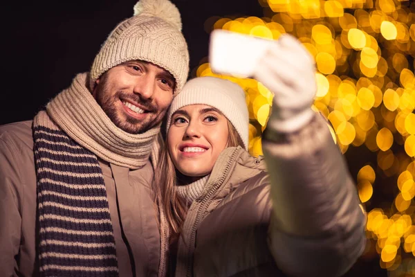Winter Holidays People Concept Happy Smiling Couple Taking Selfie Smartphone — Stock fotografie