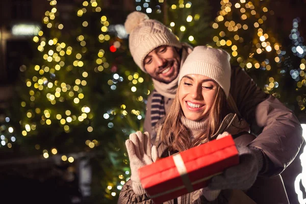 Winter Holidays People Concept Happy Smiling Couple Gift Christmas Tree — ストック写真