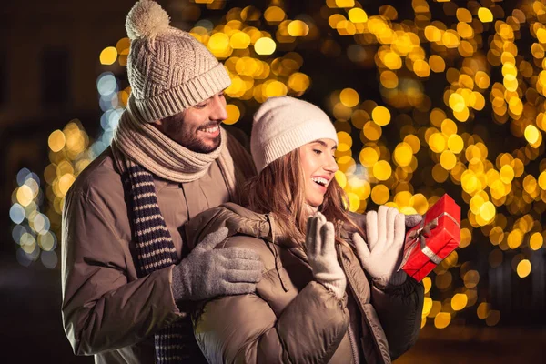 Kış Tatili Insanların Konsepti Mutlu Gülümseyen Bir Çift Noel Işıklarında — Stok fotoğraf