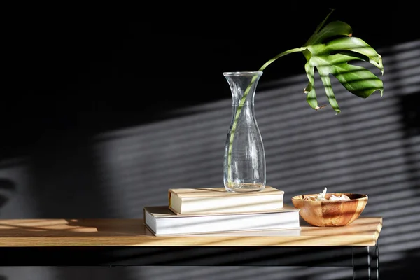 Interior Home Decor Concept Monstera Leaf Glass Vase Books Seashells — Stok fotoğraf