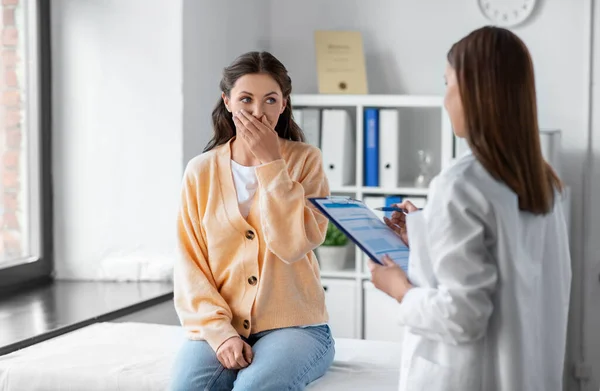 医疗保健和人的概念 在医院与害怕或咳嗽的女病人交谈的女医生 — 图库照片