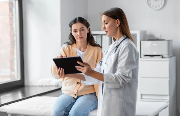 Medicine Healthcare People Concept Female Doctor Tablet Computer Talking Woman — Stock Fotó