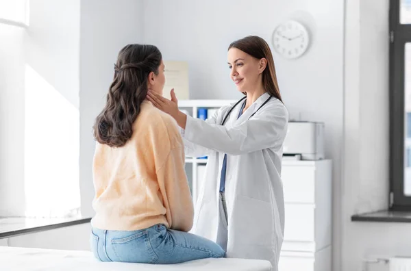 Medicine Healthcare People Concept Female Doctor Checking Lymph Nodes Woman — Stockfoto