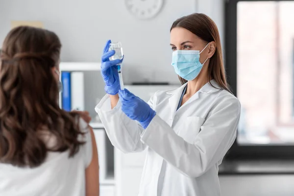 Gesundheit Medizin Und Pandemiekonzept Ärztin Oder Krankenschwester Mit Medizinischer Schutzmaske — Stockfoto