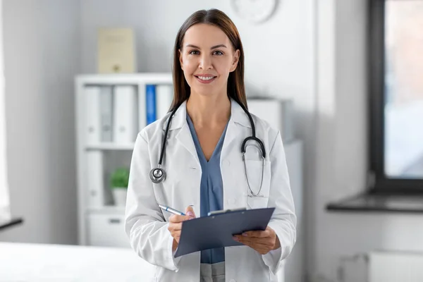 Medicine Healthcare Profession Concept Smiling Female Doctor Stethoscope Clipboard Hospital — Stok fotoğraf