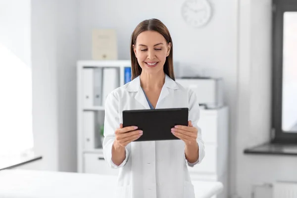 Geneeskunde Gezondheidszorg Beroep Concept Lachende Vrouwelijke Arts Met Tablet Computer — Stockfoto
